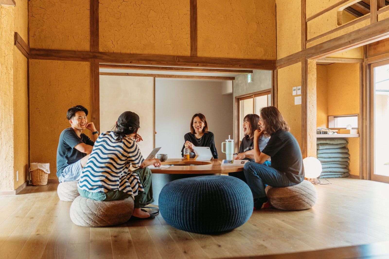 囲炉裏を囲んだ研修の様子